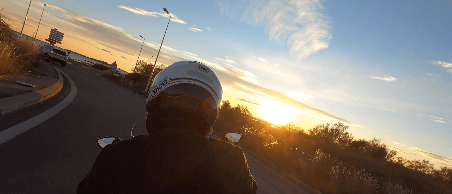 Motard ébloui dans un giratoire VIALEARN Moto.